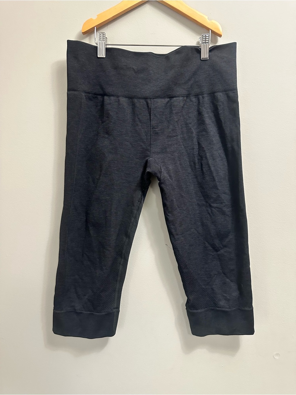 Lululemon Heather Grey/Black Capri Leggings Size 10